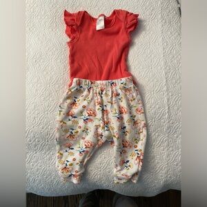 Adorable outfit- barely worn!